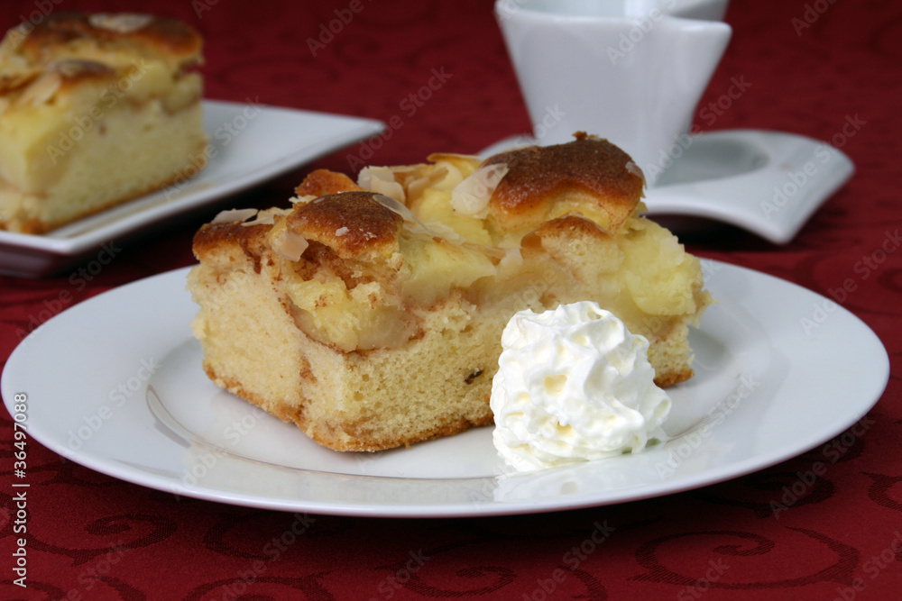 Bratapfelkuchen mit Schlagsahne Bratapfelkuchen mit Schlagsahne