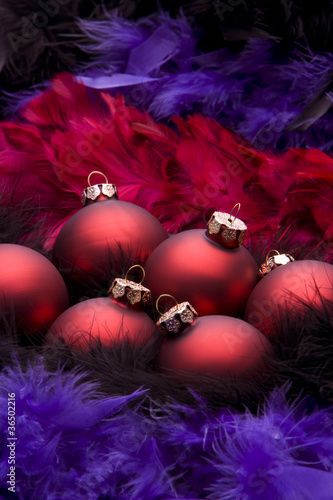 Rote Weihnachtskugeln mit Federn