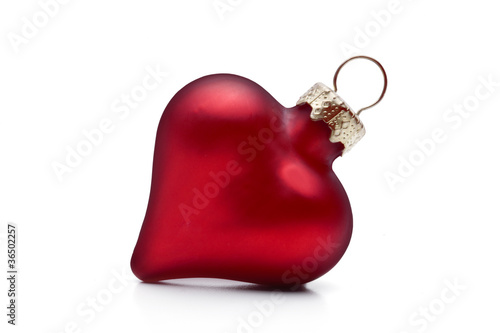 Rote Weihnachtskugel in Herzform
