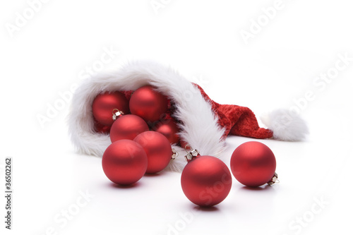 Rote Weihnachtskugeln in Nikolausmütze