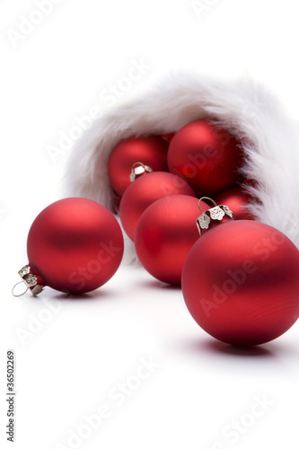 Rote Weihnachtskugeln in Nikolausmütze