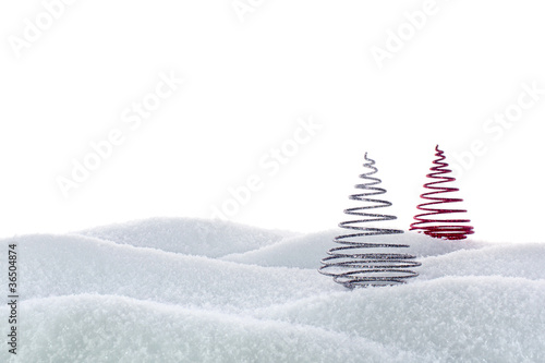 Sapin de noël en spirale et colline enneigée
