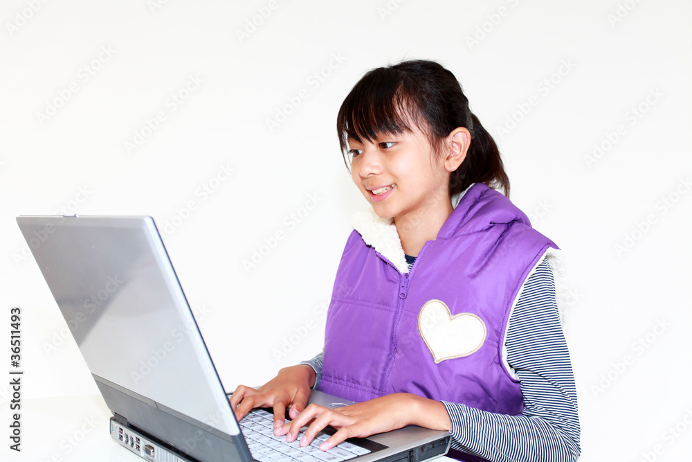 パソコンを使って勉強する女の子 パソコンを使って勉強する女の子