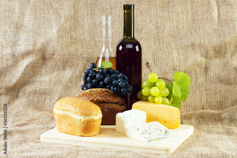 Naklejka premium Wine and grapes on vintage background