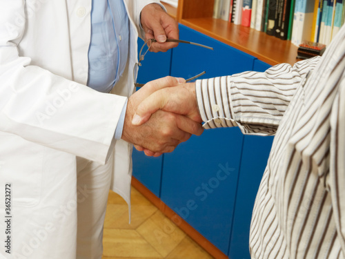 Arzt begrüßt Patient