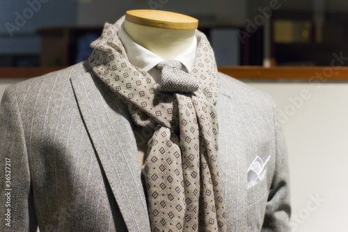 Abito grigio con foulard