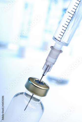 Spritze und Impfstoff photo