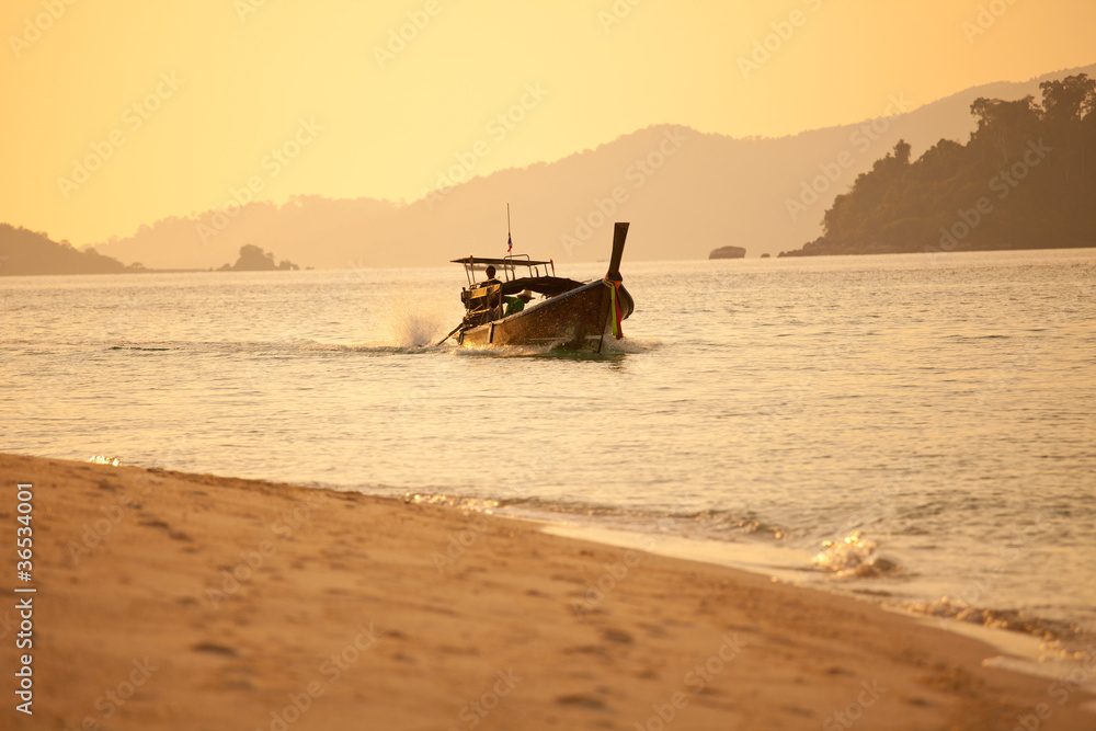 Obraz premium boat on the sea