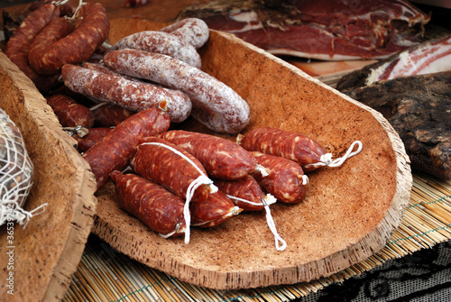 salumi vari in vassoio di sughero photo