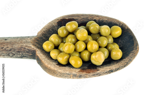 Une cuiller en bois de petits pois photo