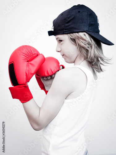 child with boxing gloves - bambino boxeur photo