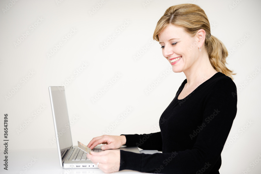 ältere frau shoppt mit kreditkarte und laptop in internet ältere frau shoppt mit kreditkarte und laptop in internet