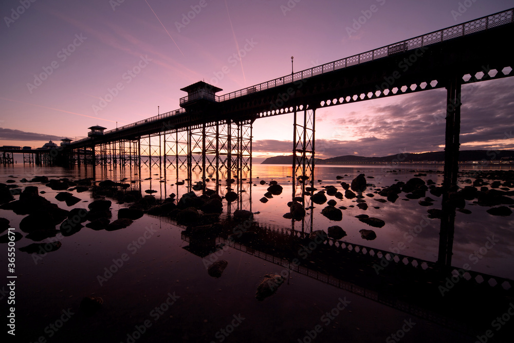 Fototapeta premium Sunrise at Llandudno pier