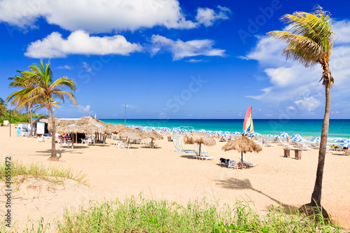Canvas Print Tourists at the cuban beach of Varadero