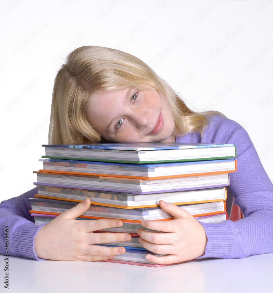 Niña abrazando sus libros. Niña abrazando sus libros.