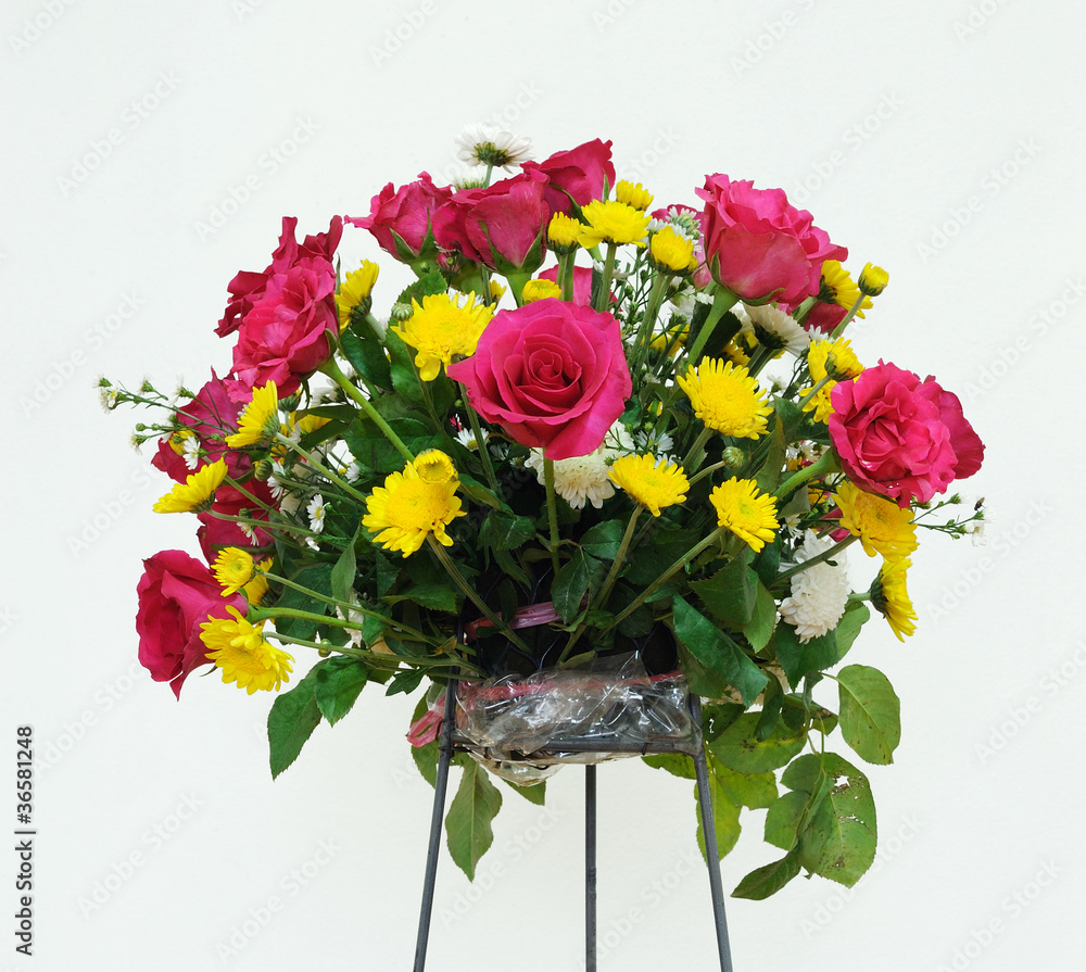 Obraz premium Beautiful bouquet of fresh vibrant arranged