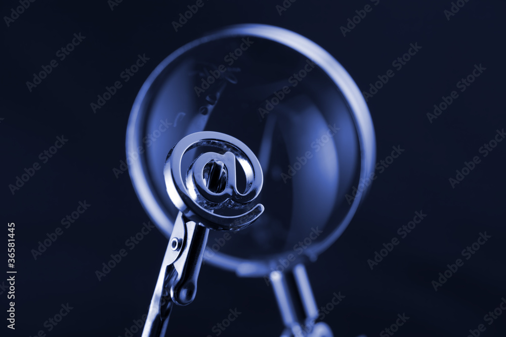 magnifying glass & internet symbol