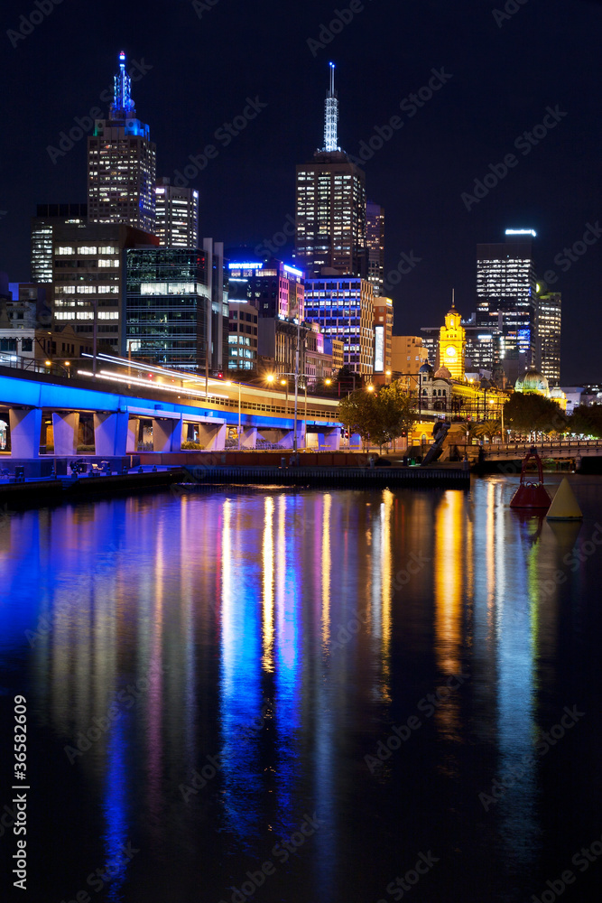 Naklejka premium Melbourne by night