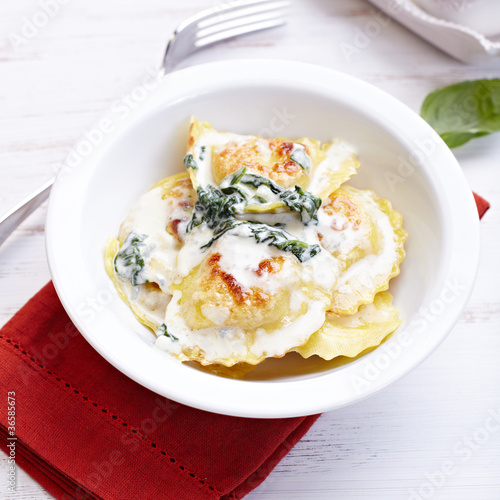 Pancerotti with blue cheese sauce and spinach