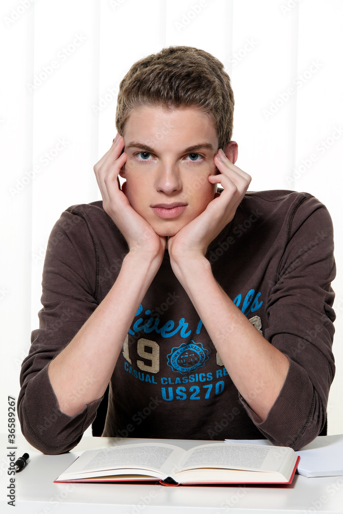 Junger Student beim lernen Junger Student beim lernen