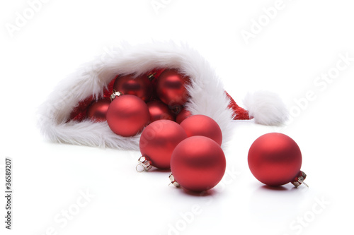 Rote Weihnachtskugeln in Nikolausmütze