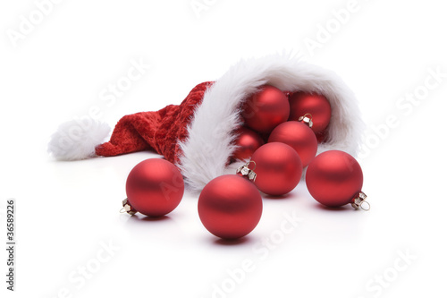 Rote Weihnachtskugeln in Nikolausmütze