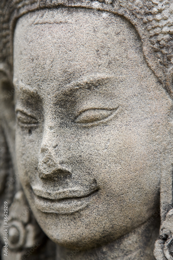 statua di una donna ad angkor