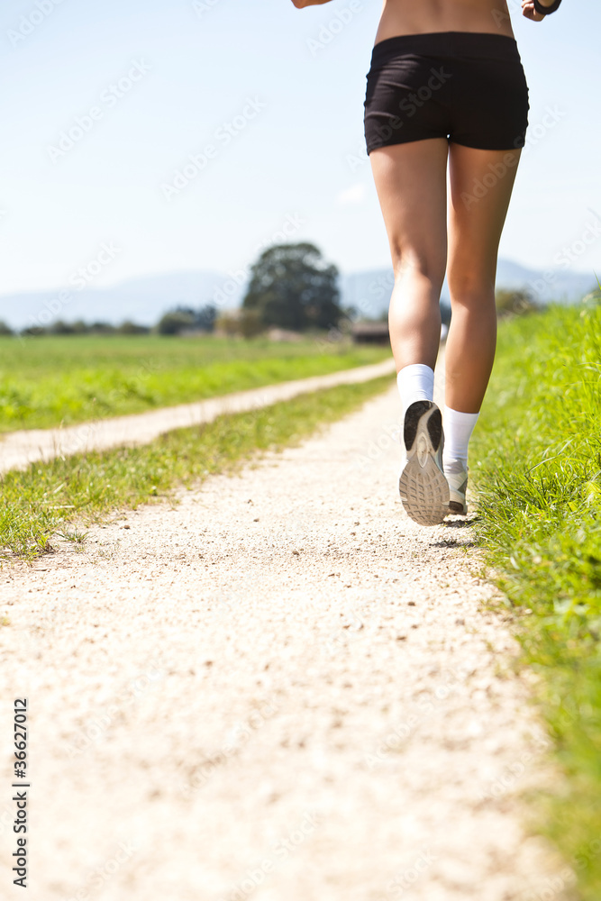 Junge Frau beim joggen