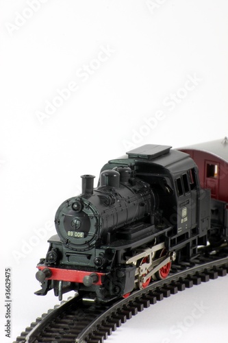 Modell Lokomotive auf Schienen Freisteller