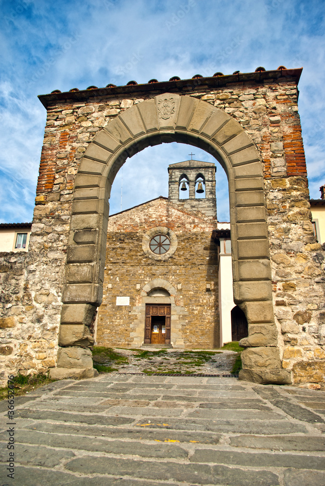 Toscana, Casentino: l'antica chiesa di Certomondo a Poppi 2