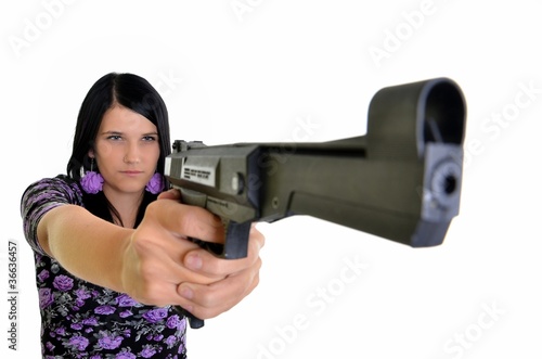 une femme avec un pistolet