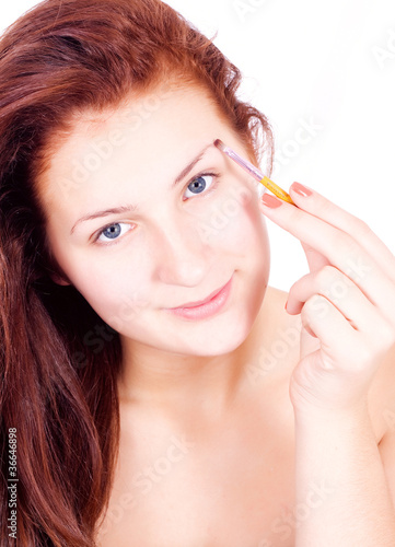Applying eyeshadow using eyeshadow brush