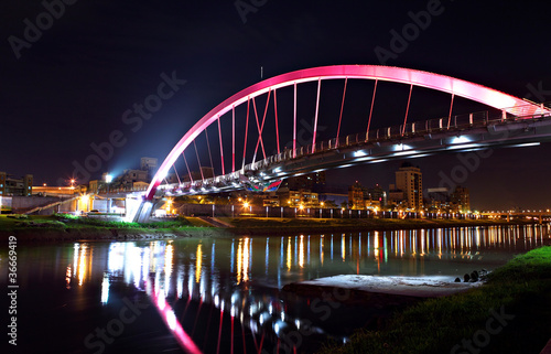 bridge at night in Taipei © leungchopan