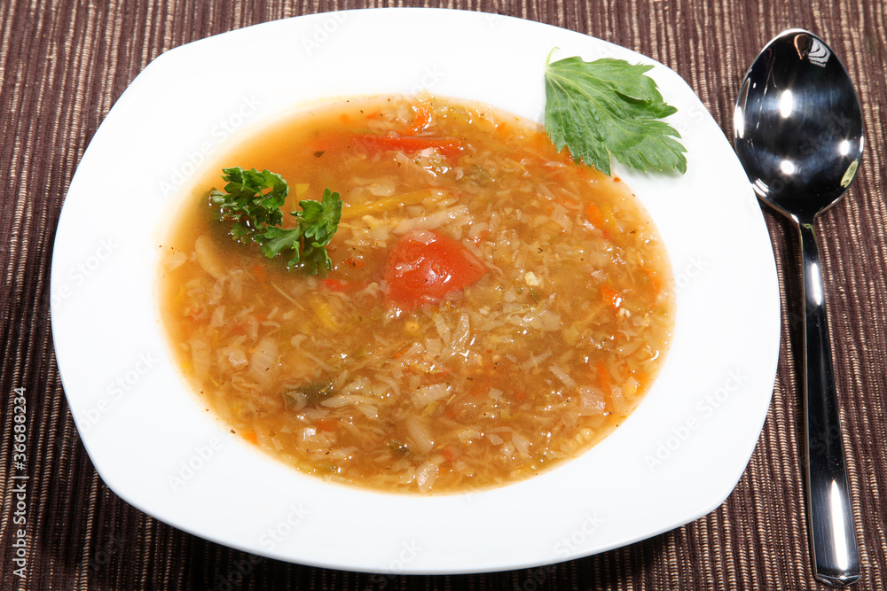 Suppe im Teller mit Besteck Nahaufnahme Suppe im Teller mit Besteck Nahaufnahme