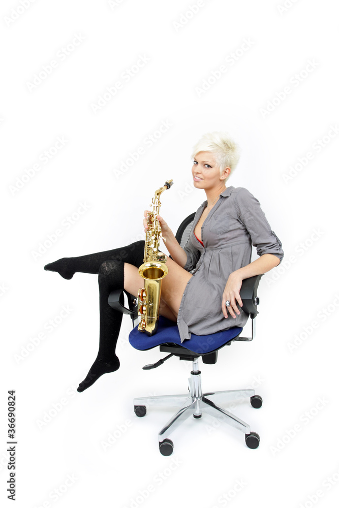 Naklejka premium Spiel mit dem Saxophon