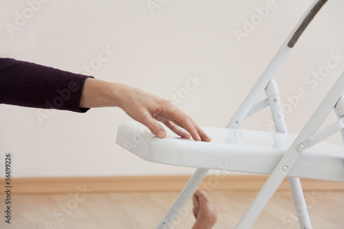 Tableau sur toile Frau im Yoga Unterricht mit Stuhl
