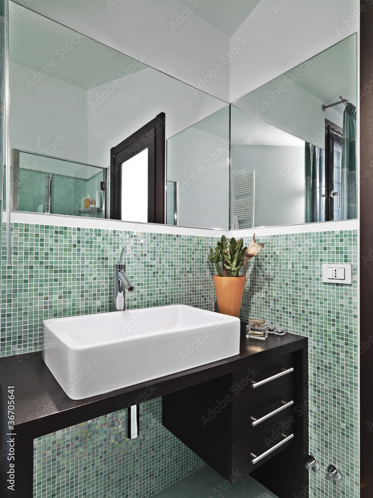 Foto Stock bagno moderno con mosaico verde | Adobe Stock