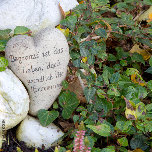 Grabschmuck mit Herz im Herbst photo