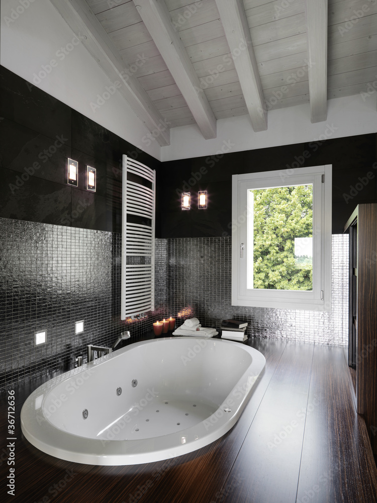 Foto Stock bagno moderno con vasca da incasso in mansarda | Adobe Stock