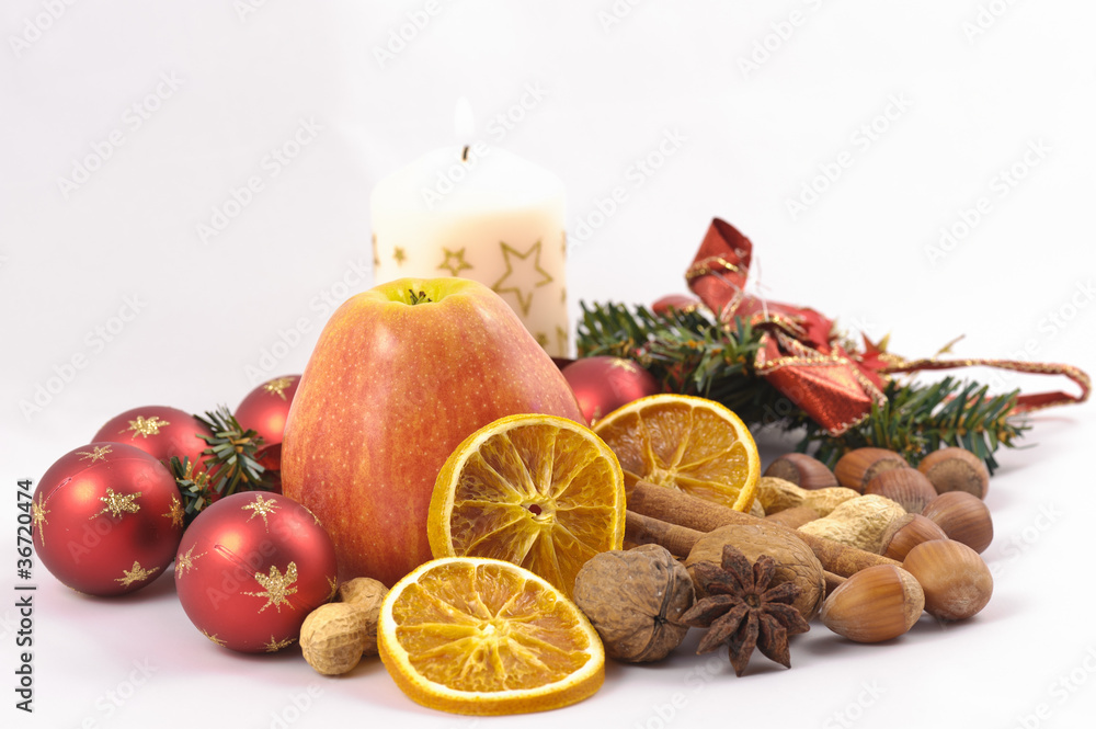 Apfel, Nüsse, Orangen, Kerze und Glaskugeln Apfel, Nüsse, Orangen, Kerze und Glaskugeln