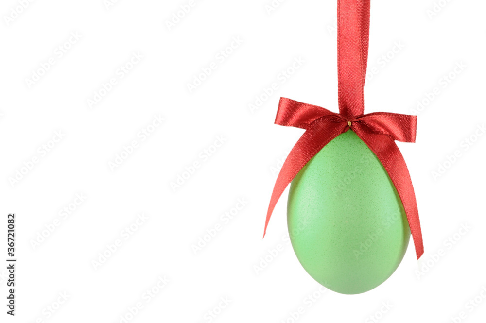 Naklejka premium Grünes hängendes Ei