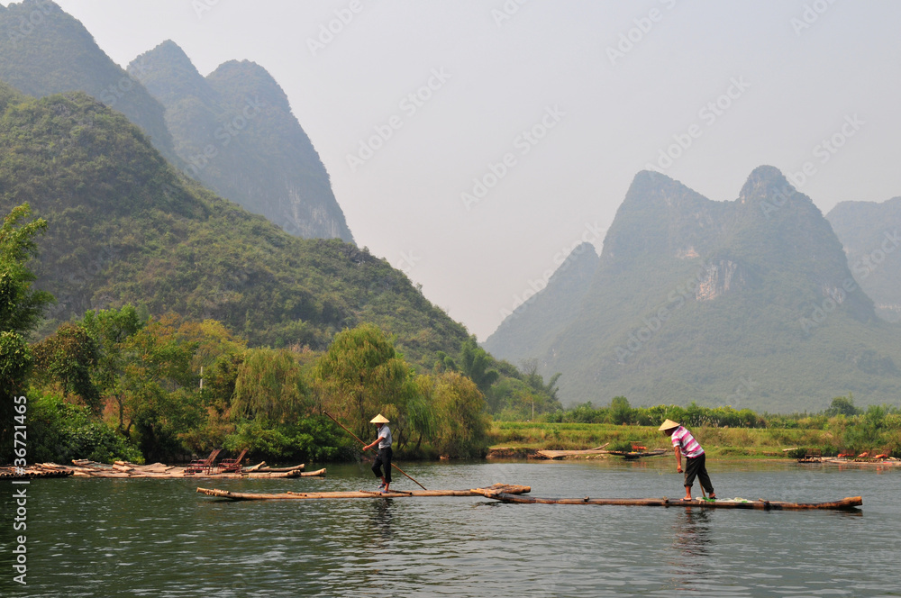 Radeaux en bambou sur la rivière Li