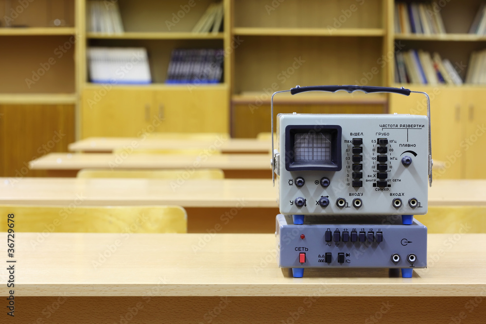 Fototapeta premium Old educational oscilloscope on desk in physics school class
