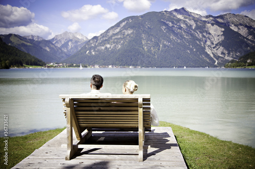 Brautpaar sitzt am Achensee und schaut in die Zukunft
