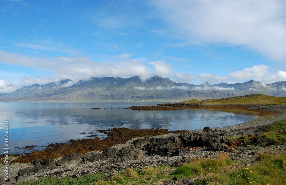 Baie en Iceland (Islande) à côté de village de pêche Djupivogur