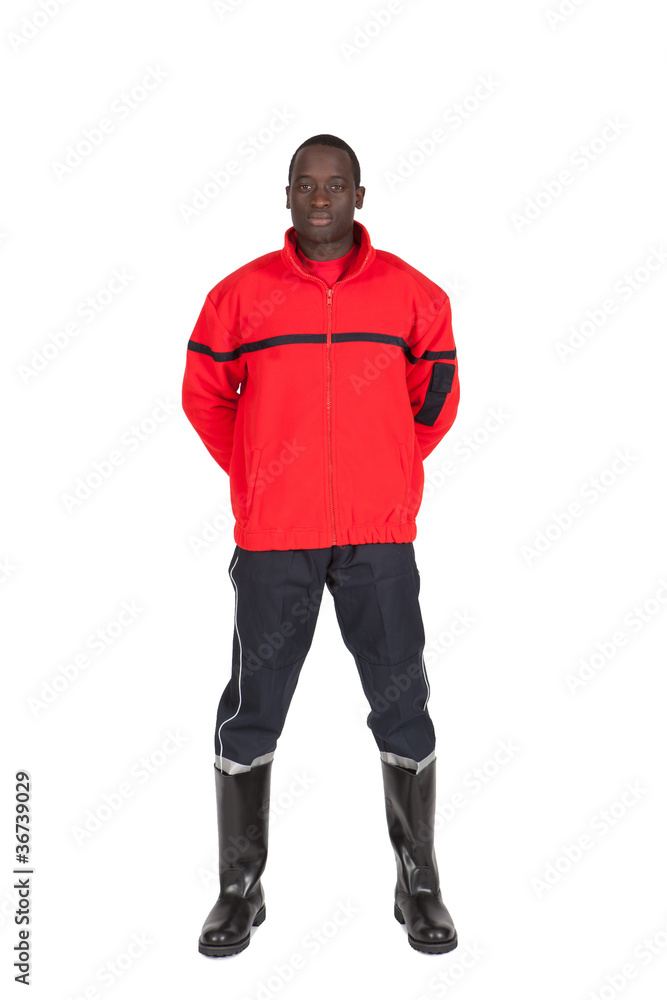 Pompier en uniforme sur fond blanc