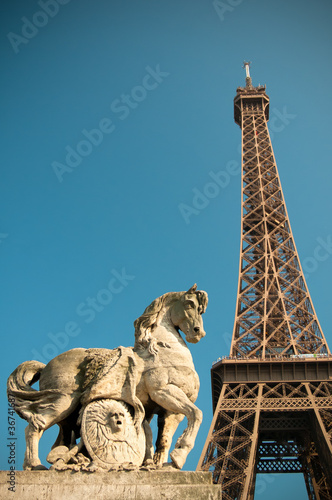 Horse statue with Eiffel tower behind © Pangfolio.com