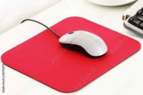 фотографія Arbeitsplatz mit rotem Mousepad