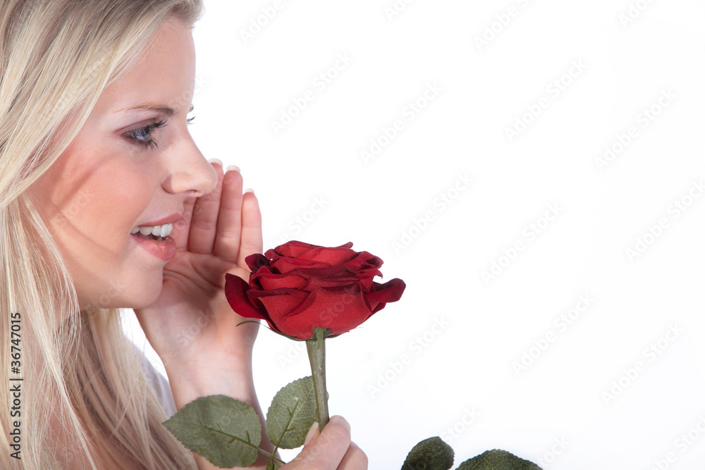Frau Gesicht ruft und hält Rose in der Hand Nahaufnahme Frau Gesicht ruft und hält Rose in der Hand Nahaufnahme
