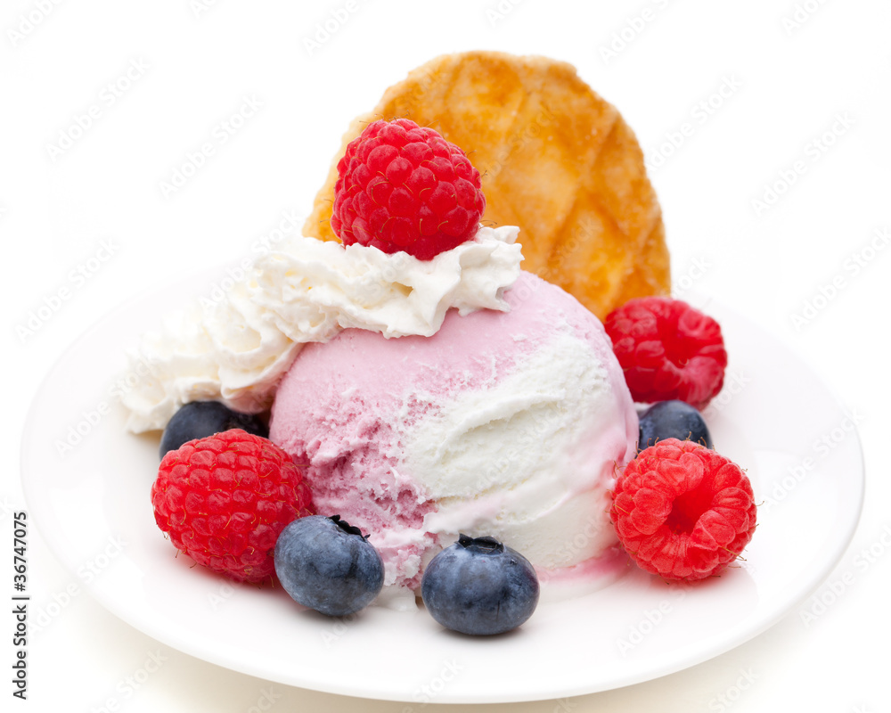 Einfaches Eis mit Früchten und Waffel Stock-Foto | Adobe Stock